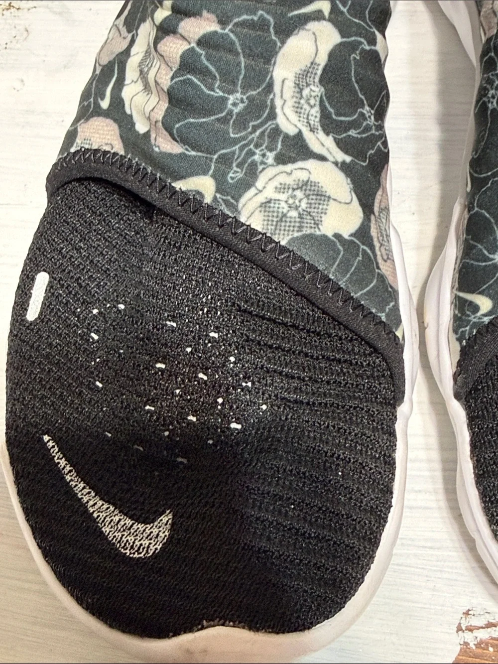 Nike Free RN Flyknit 3.0 sneakers in a black floral colorway size 8